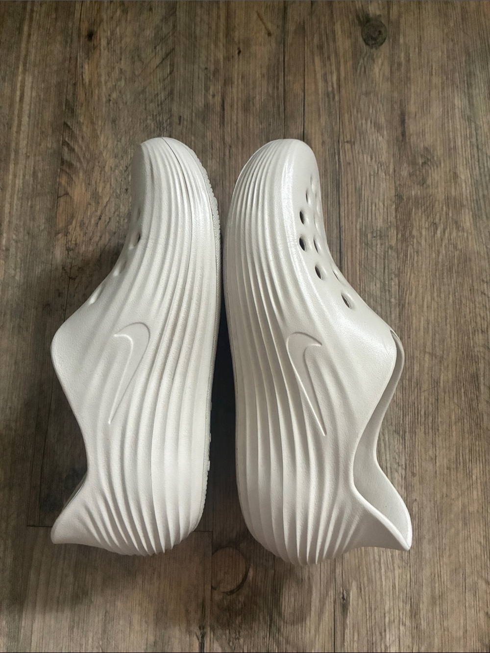 Nike Slip-On Foam Clogs in Cream with Silver Swoosh - Picture 6 of 6